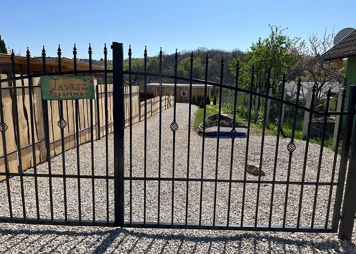 Апартаменты Romantic Jacuzzi Hideaway Near Heviz Rezi